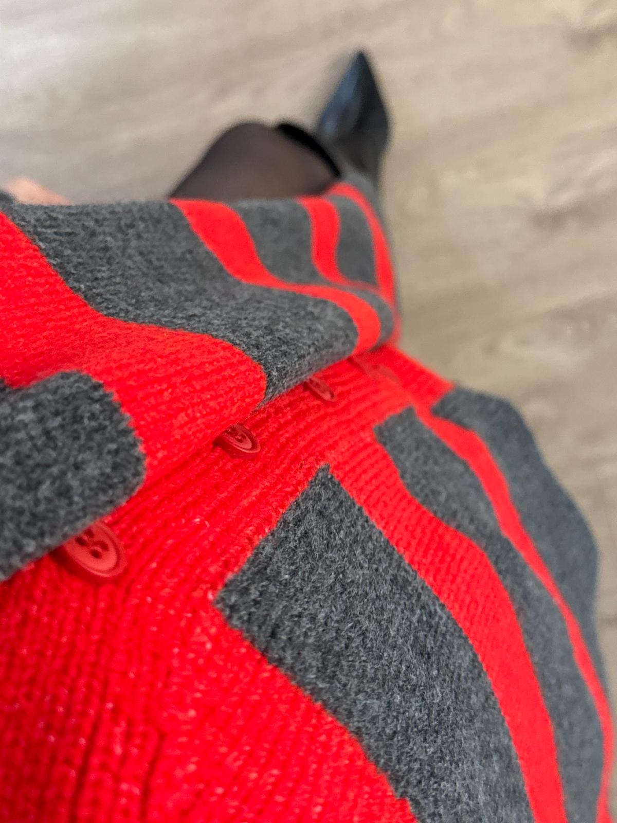 Kırmızı Atkılı Şeritli V Yaka Hırka