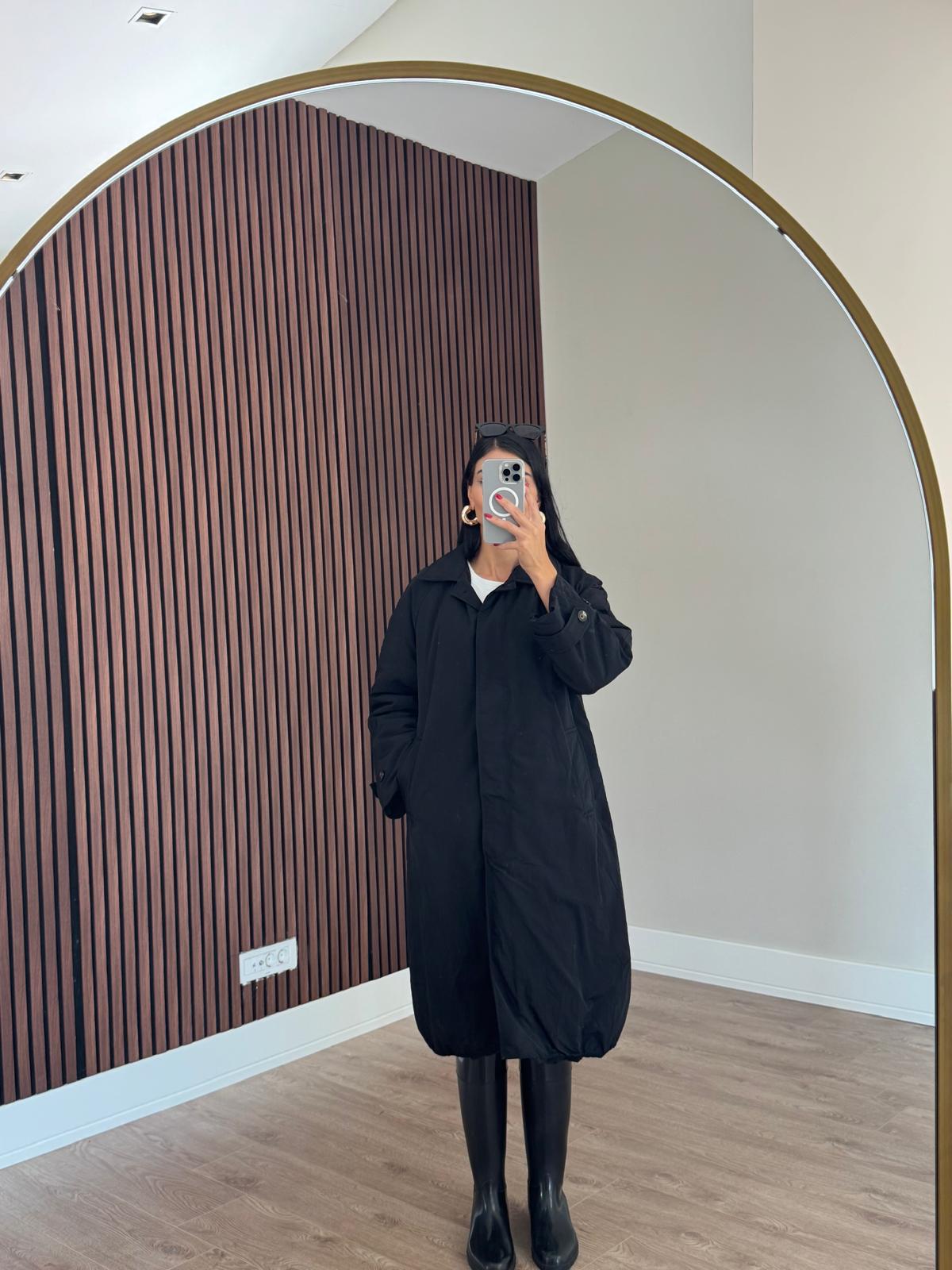 Siyah Uzun İçi Dolgulu Yağmurluk Mont