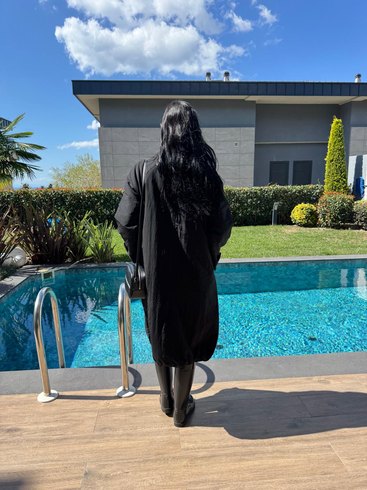 Siyah Uzun İçi Dolgulu Yağmurluk Mont