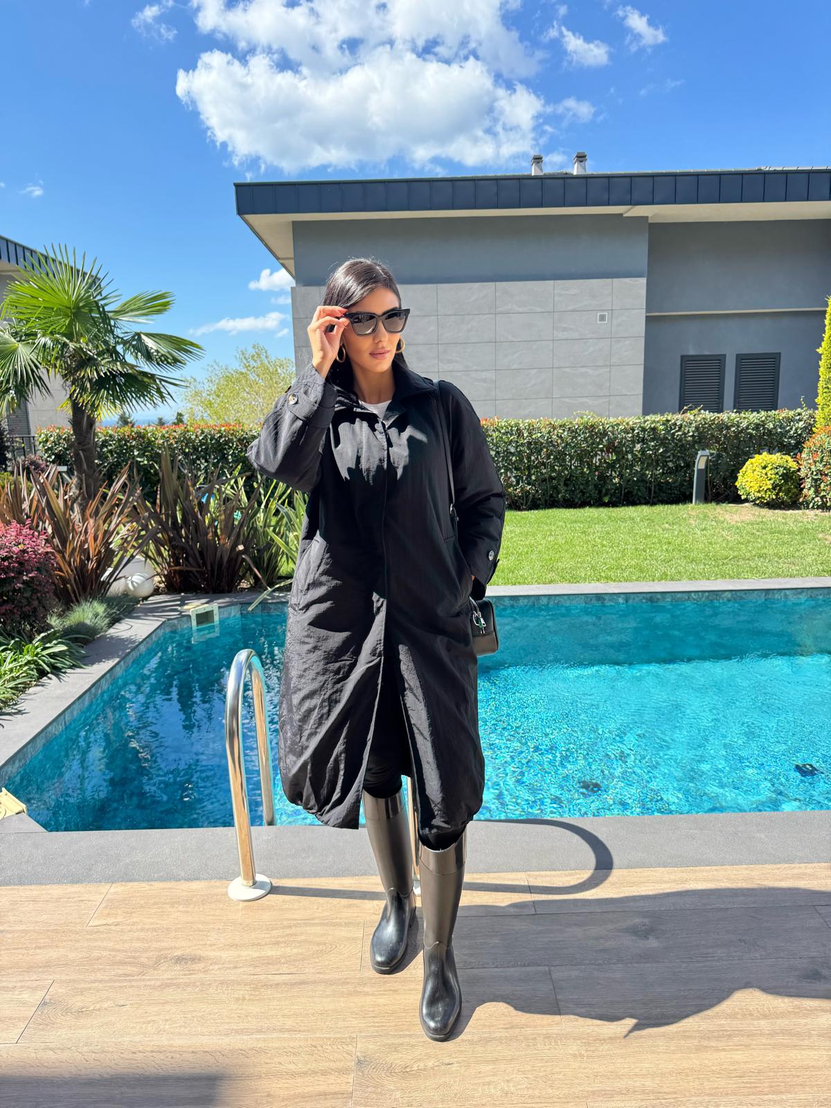 Siyah Uzun İçi Dolgulu Yağmurluk Mont