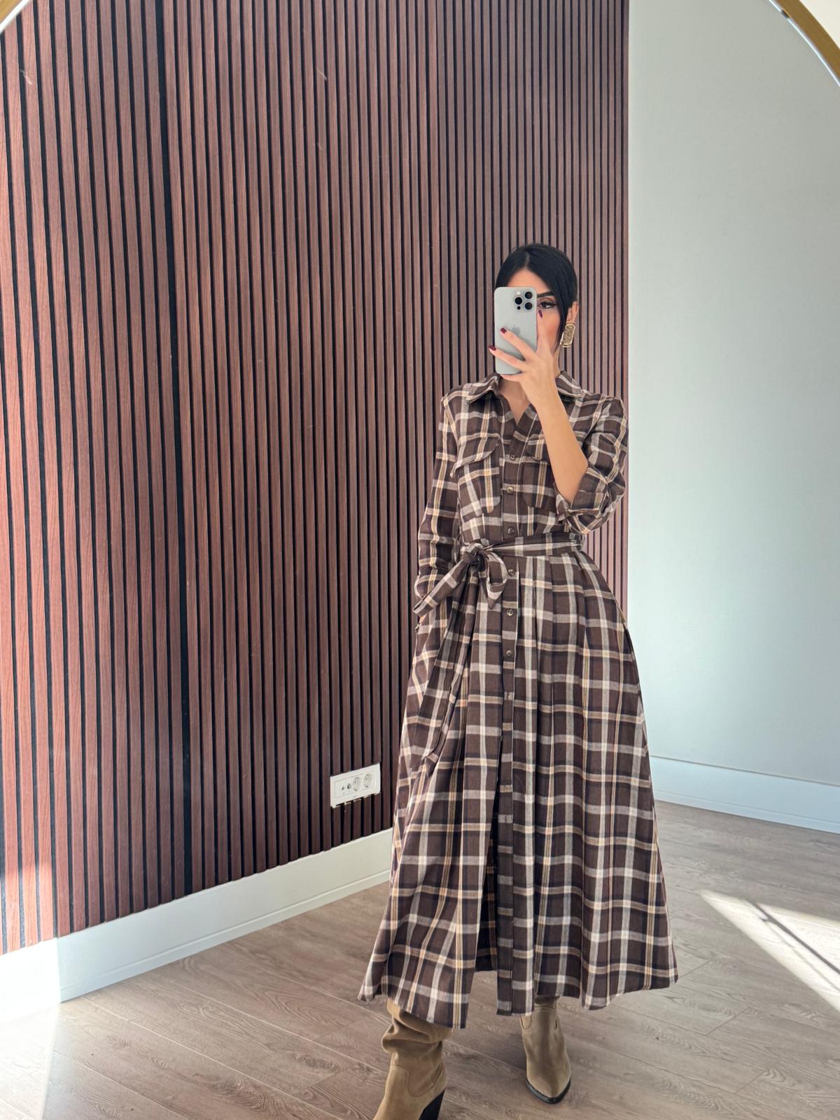 Kahve belden oturtmalı boydan düğmeli ekose desenli gömlek elbise