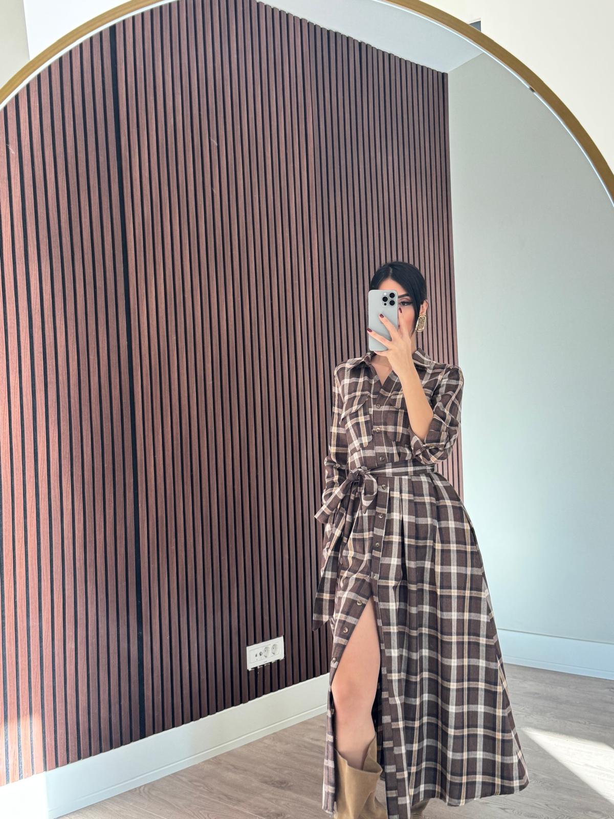 Kahve belden oturtmalı boydan düğmeli ekose desenli gömlek elbise