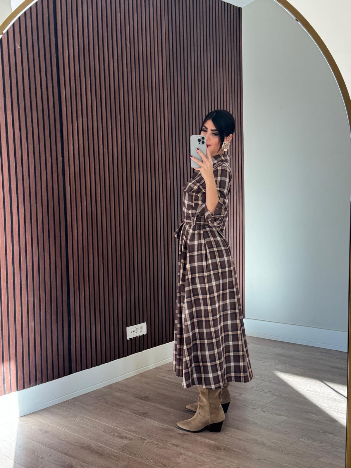 Kahve belden oturtmalı boydan düğmeli ekose desenli gömlek elbise