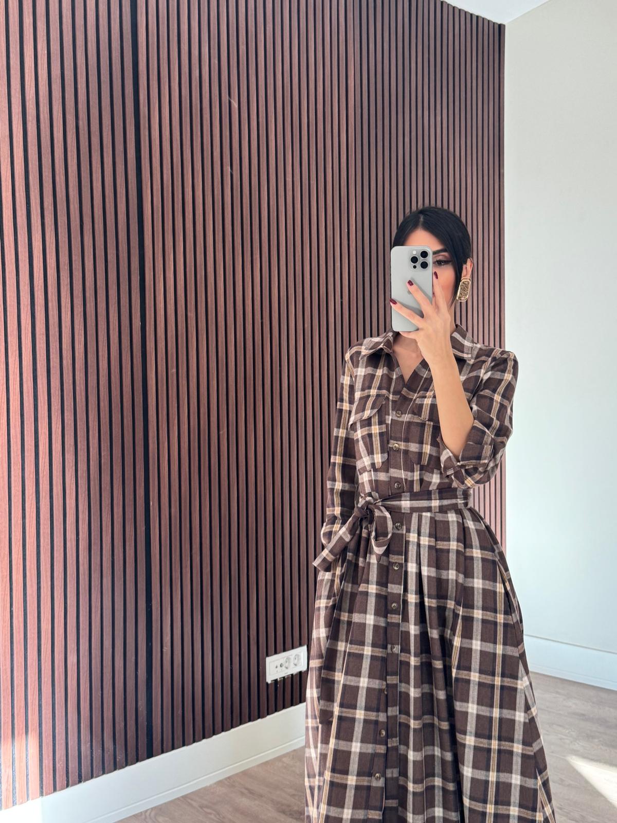 Kahve belden oturtmalı boydan düğmeli ekose desenli gömlek elbise