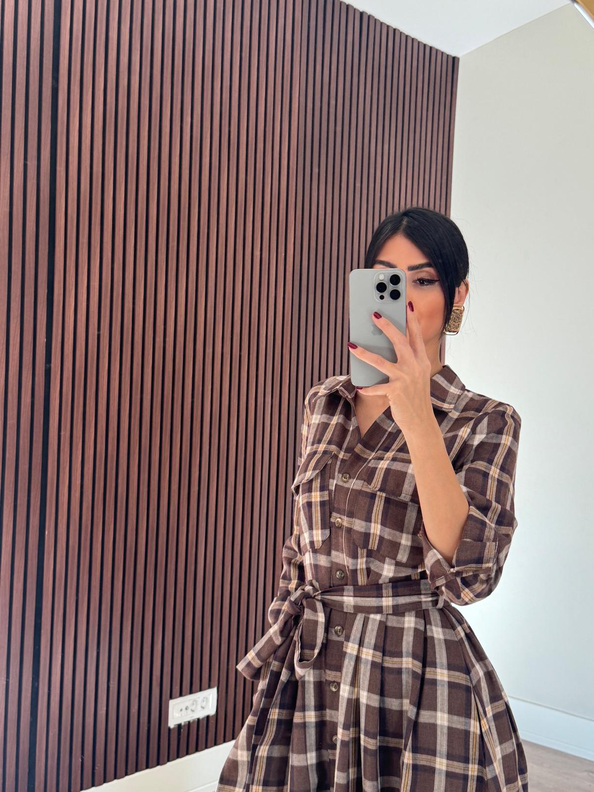 Kahve belden oturtmalı boydan düğmeli ekose desenli gömlek elbise