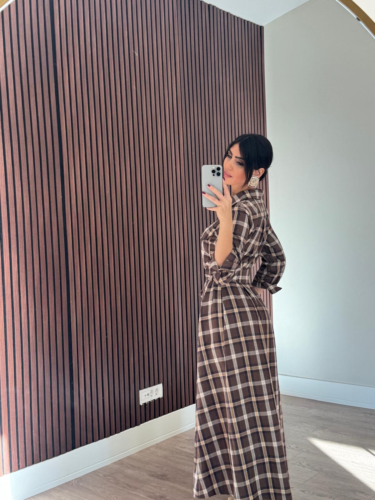 Kahve belden oturtmalı boydan düğmeli ekose desenli gömlek elbise