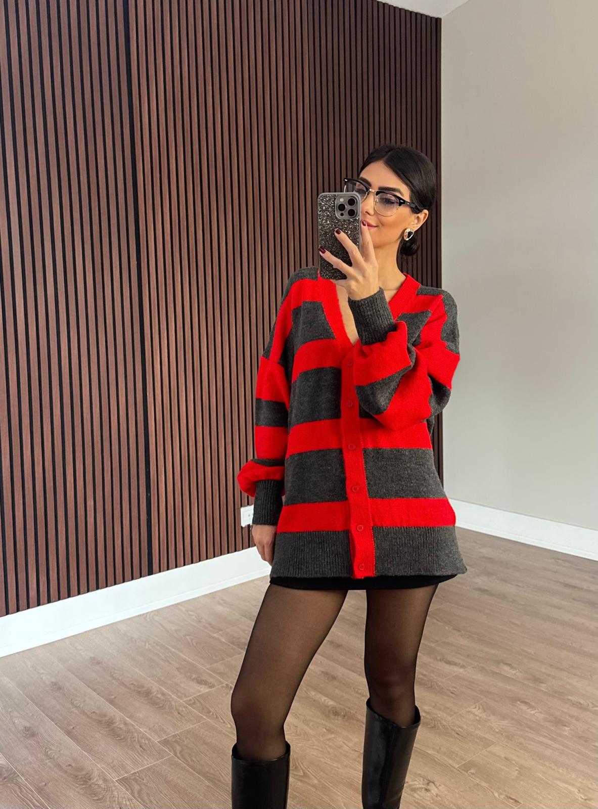 Kırmızı Atkılı Şeritli V Yaka Hırka