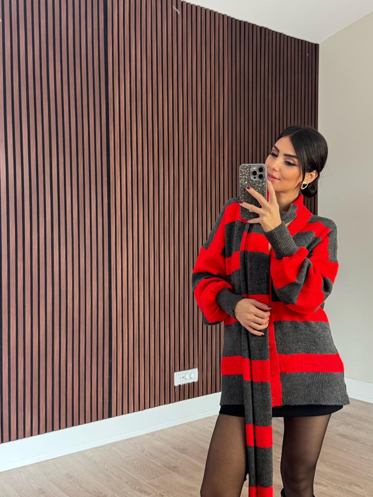 Kırmızı Atkılı Şeritli V Yaka Hırka