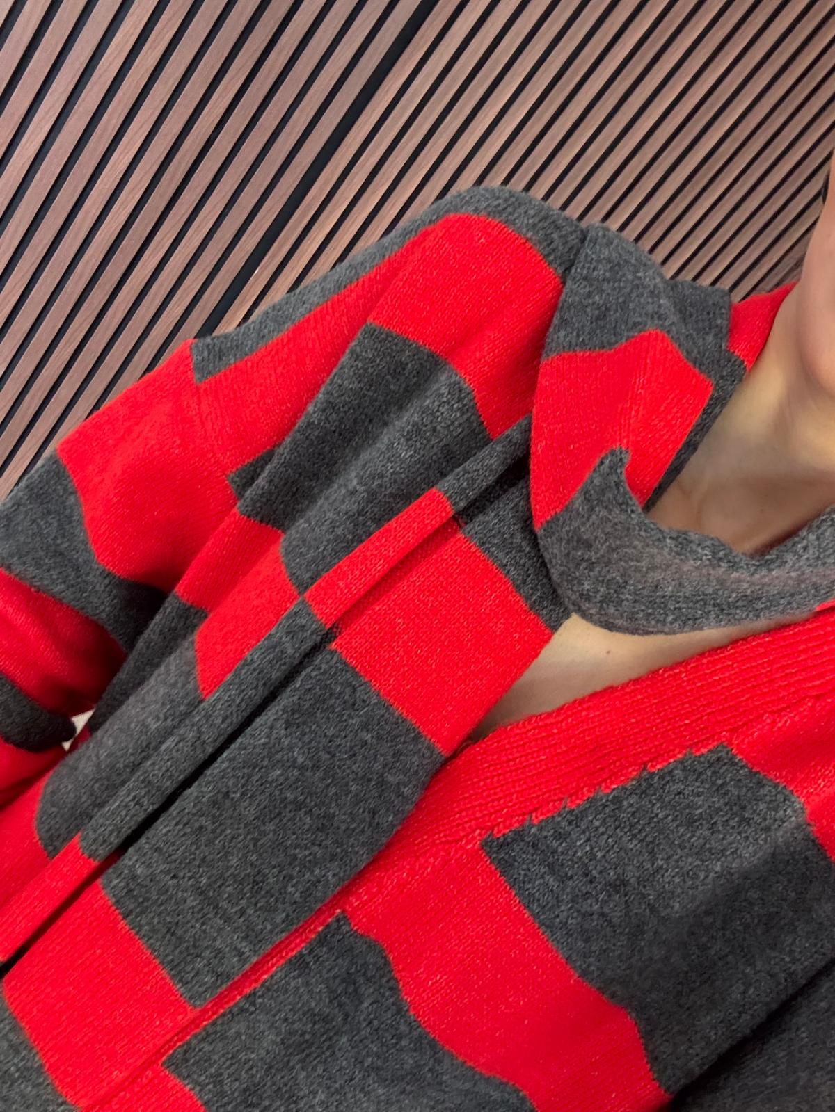 Kırmızı Atkılı Şeritli V Yaka Hırka