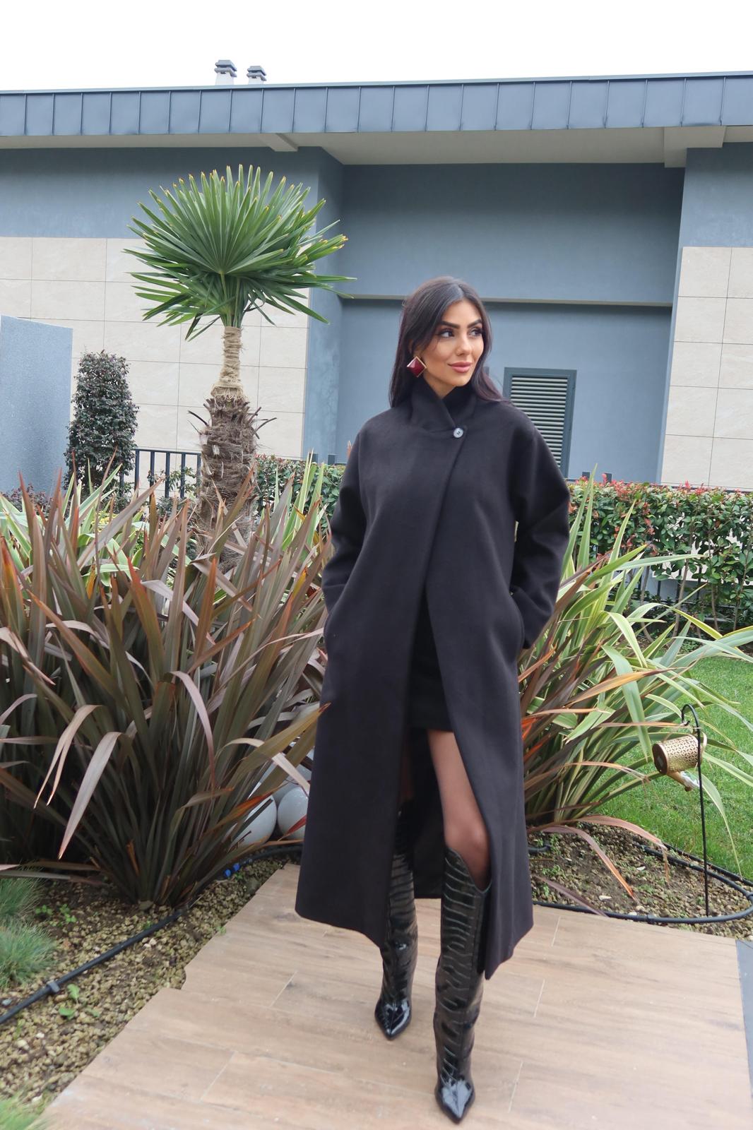 Siyah Dİk Yaka Tek Düğme Detaylı Kaban