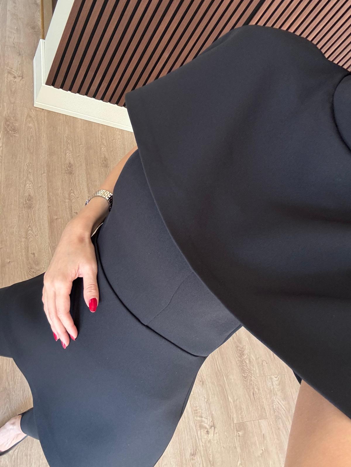 Siyah Yakası Pelerin Detaylı Bluz