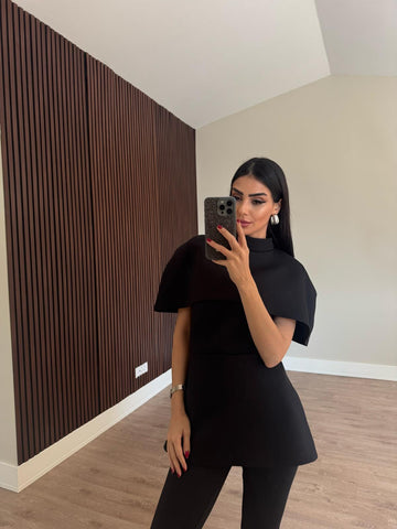 Siyah Yakası Pelerin Detaylı Bluz