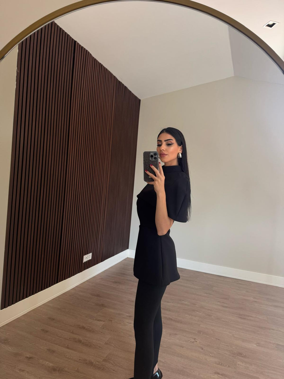 Siyah Yakası Pelerin Detaylı Bluz