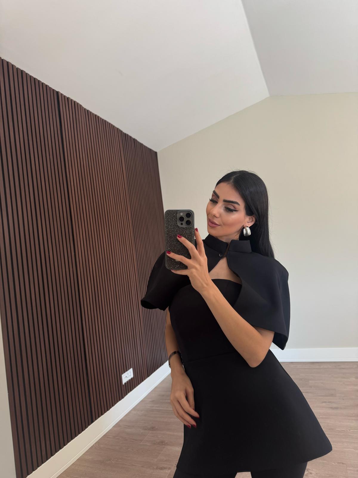 Siyah Yakası Pelerin Detaylı Bluz