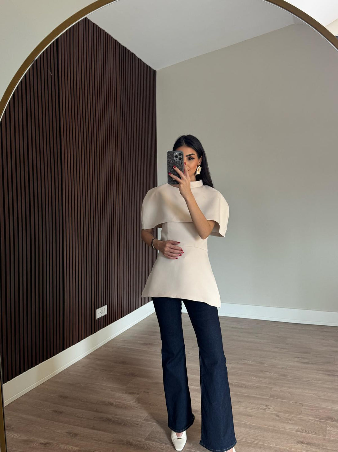 Ekru Yakası Pelerin Detaylı Bluz
