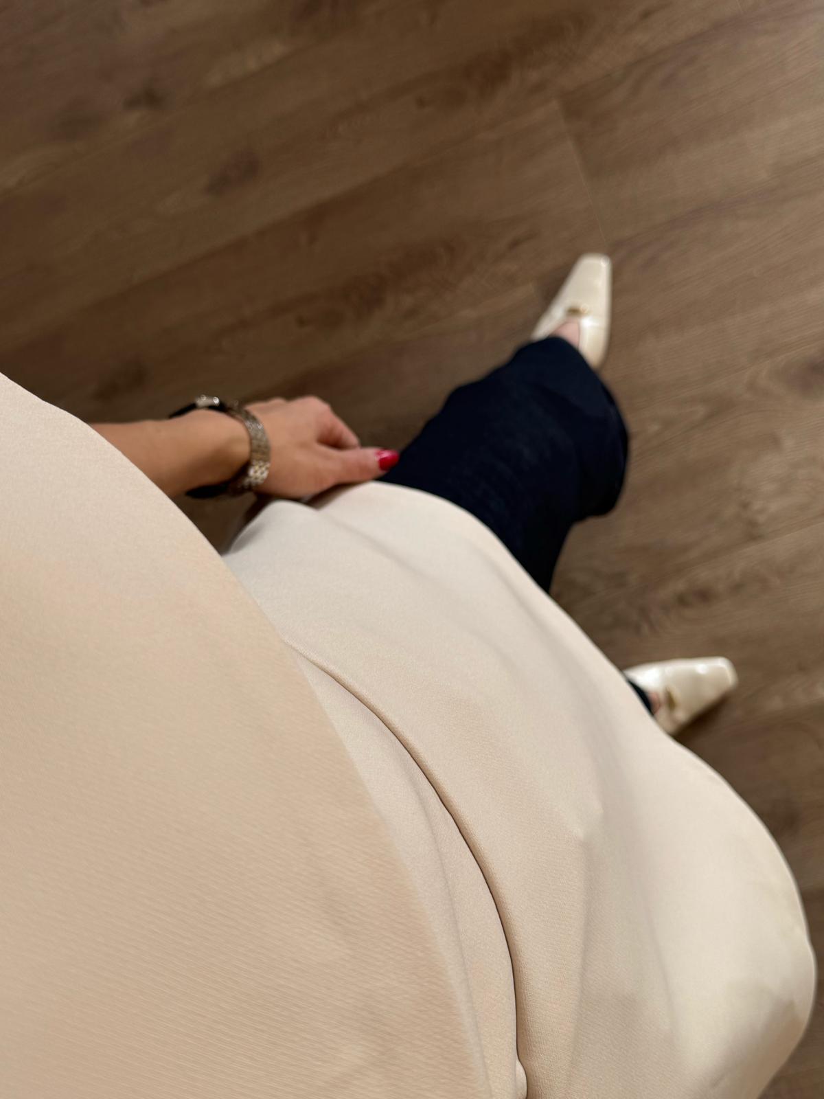 Ekru Yakası Pelerin Detaylı Bluz