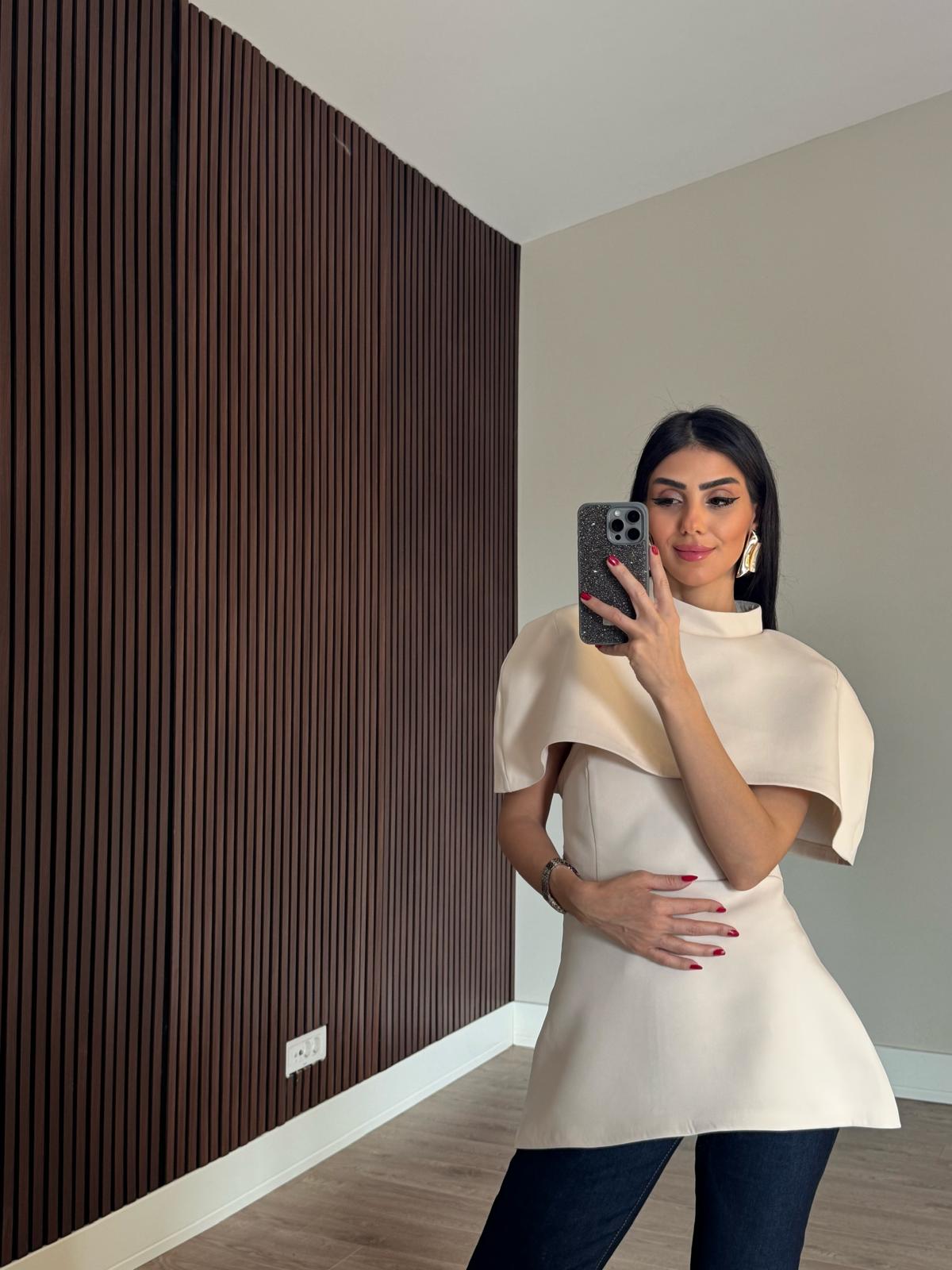 Ekru Yakası Pelerin Detaylı Bluz