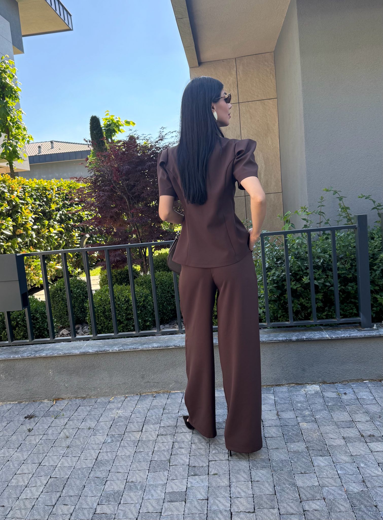 Kahve Kısa Balon Kollu Kaplama Düğmeli Vatkalı Ceket Pantolon Takım